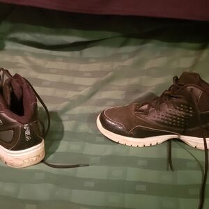 Size 7 black Fila sneakers